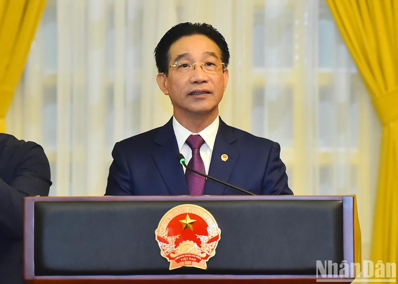 受越南国家主席和国家主席办公厅主任委托，国家主席办公厅副主任范青河公布决定。