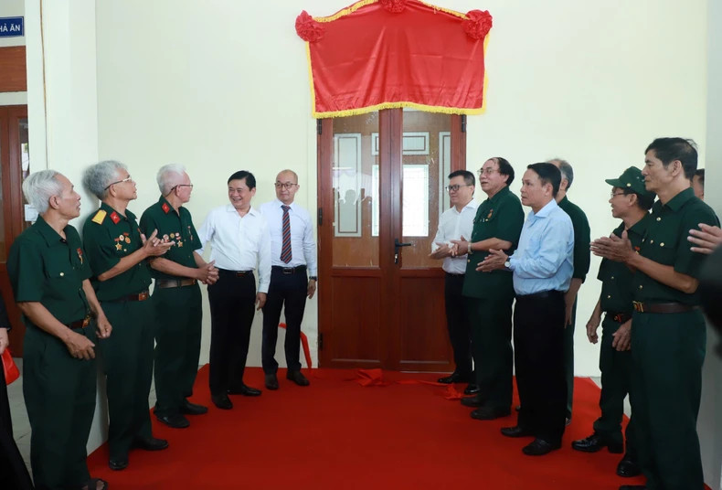 由越南新闻工作者协会和金窗—S Life生活技能培训与发展股份公司提供资助的义安省伤残军人疗养中心升级改造项目落成仪式。 由越南新闻工作者协会和金窗—S Life生活技能培训与发展股份公司提供资助的义安省伤残军人疗养中心升级改造项目落成仪式。