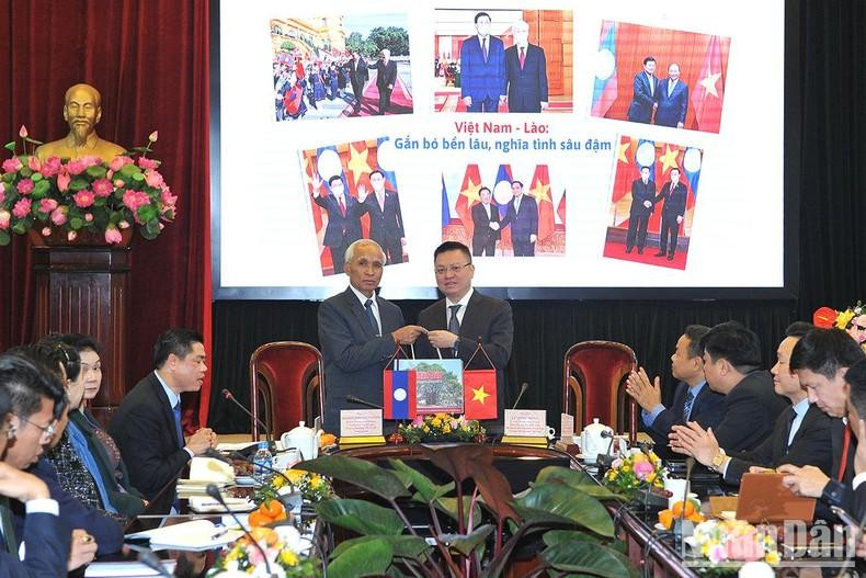 越南《人民报》社总编辑黎国明向老挝人民革命党中央宣训部高级代表团赠送纪念品。 越南《人民报》社总编辑黎国明向老挝人民革命党中央宣训部高级代表团赠送纪念品。
