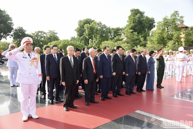 党和国家领导人缅怀英雄烈士们。