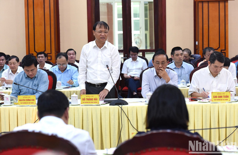 越南工贸部副部长杜胜海在会议上发表讲话。