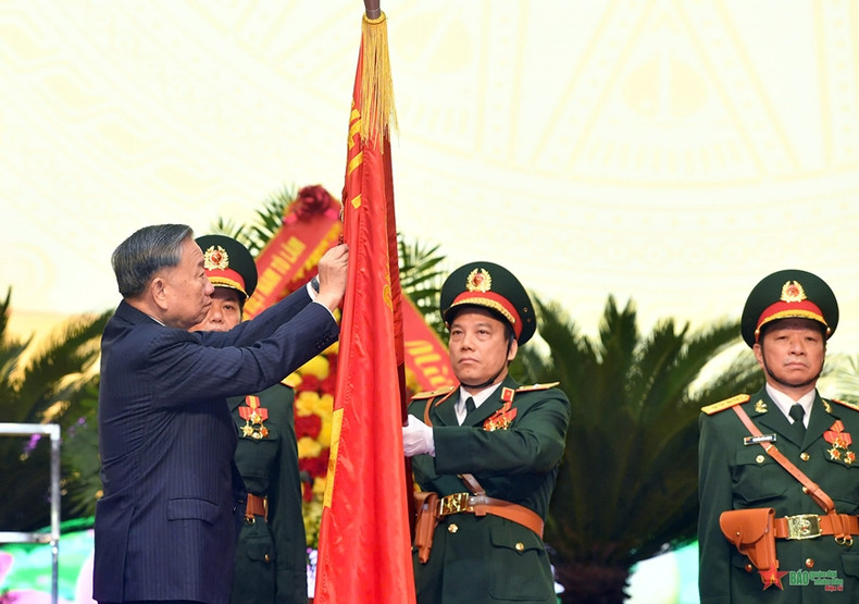 苏林总书记、国家主席将胡志明勋章贴在国防部技术总局的决胜军旗上。 苏林总书记、国家主席将胡志明勋章贴在国防部技术总局的决胜军旗上。