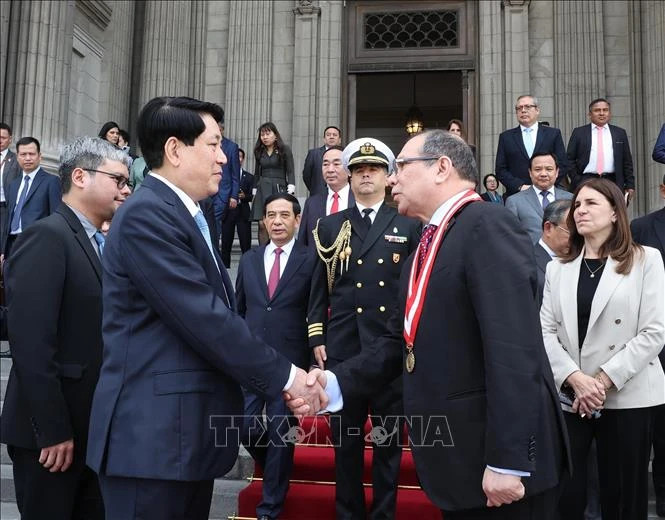 秘鲁最高法院院长哈维尔·阿雷瓦洛·维拉欢迎越南国家主席梁强。 秘鲁最高法院院长哈维尔·阿雷瓦洛·维拉欢迎越南国家主席梁强。