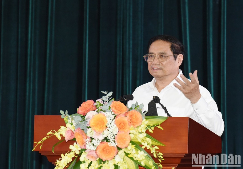 范明正总理在会议上发表指导性讲话。