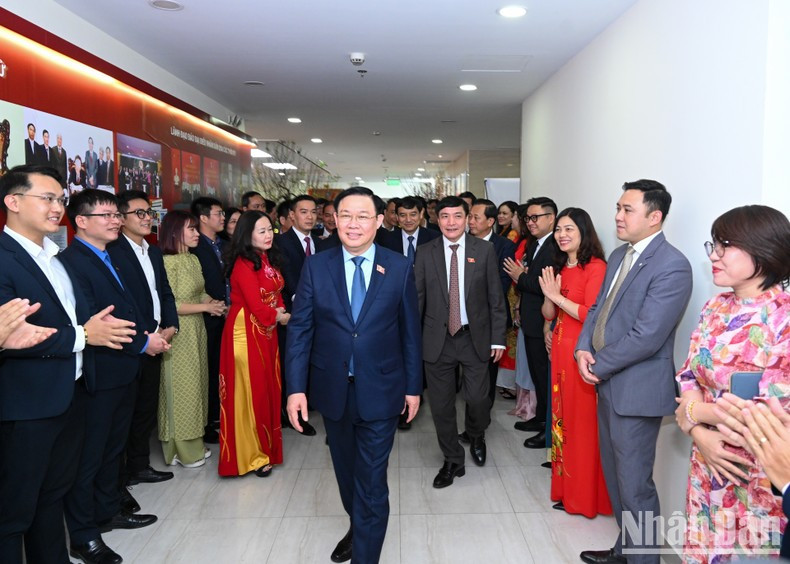 国会主席王廷惠和各位代表探访《人民代表报》社。 国会主席王廷惠和各位代表探访《人民代表报》社。