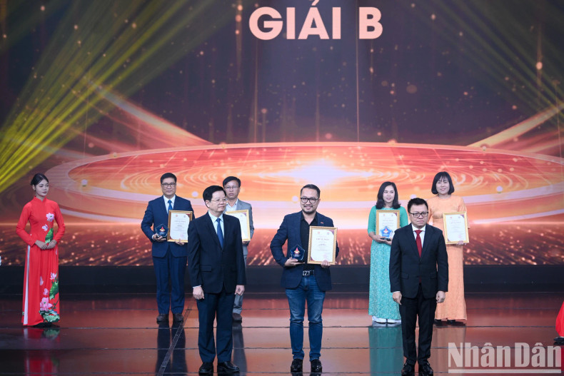 《人民报》记者荣获B等奖。