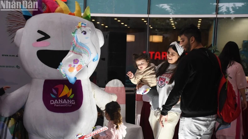 游客在新年第一天飞往岘港市过年。 游客在新年第一天飞往岘港市过年。