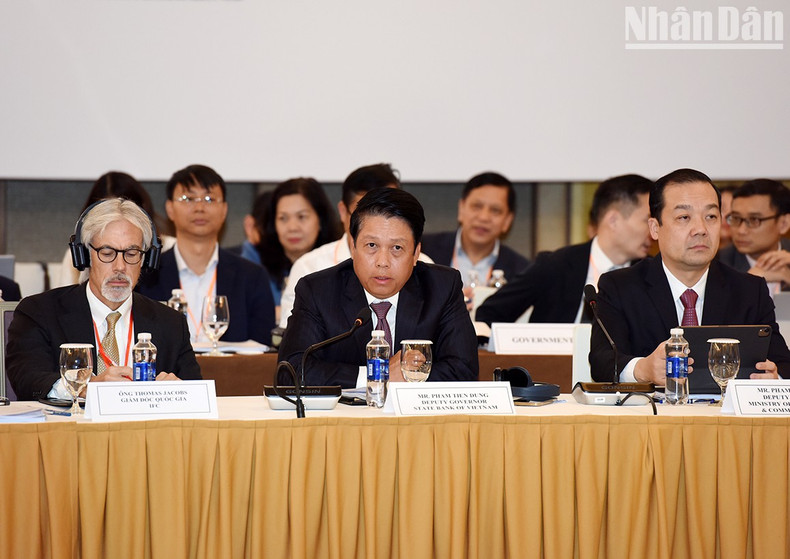 越南国家银行副行长范进勇承诺将继续解决关于银行的问题。 越南国家银行副行长范进勇承诺将继续解决关于银行的问题。