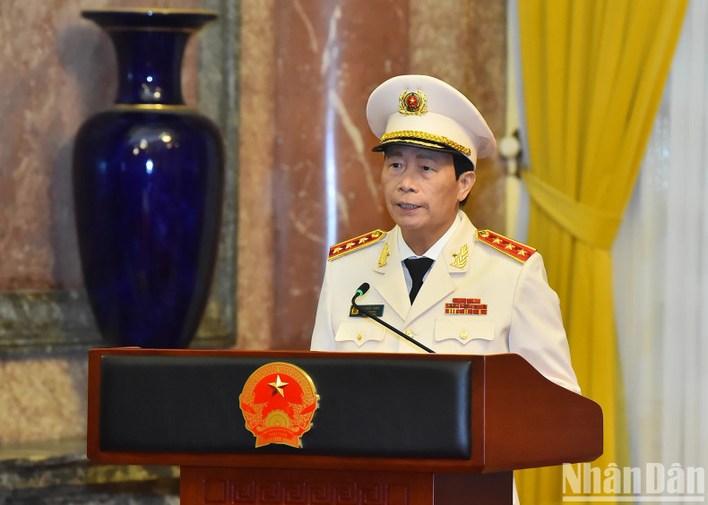 越共中央委员、公安部副部长黎国雄上将发表讲话。