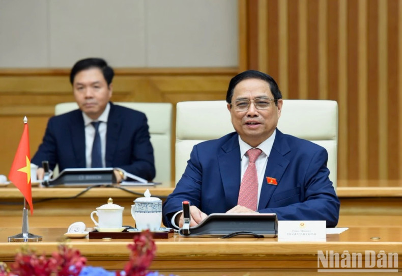 越南政府总理范明正在会谈上发表讲话。