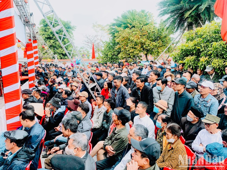 众多人民和游客前来观看比赛。