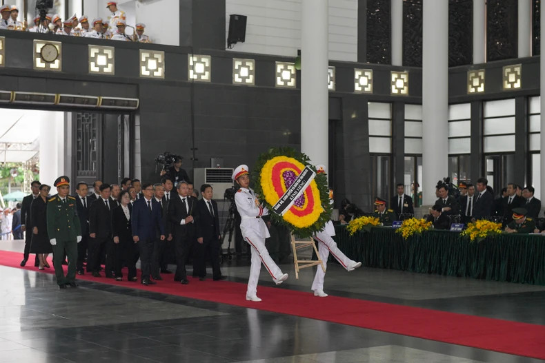 庆和省代表团吊唁阮富仲总书记逝世。