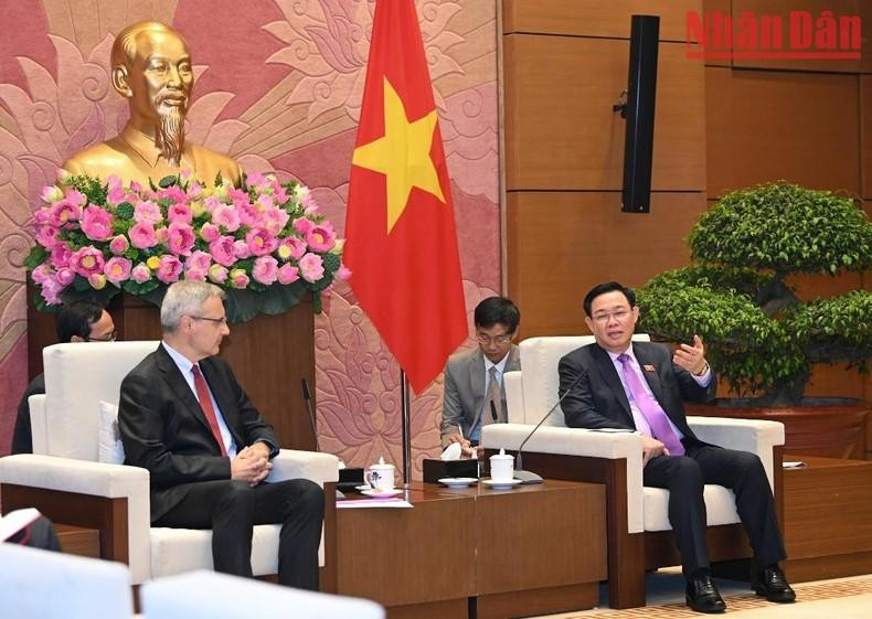 国会主席王廷惠会见法国驻越南大使尼古拉斯·沃纳里。