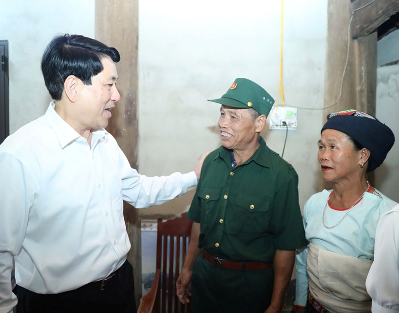 国家主席梁强看望居住在常春县捌莫特乡伤兵郎文充先生。 国家主席梁强看望居住在常春县捌莫特乡伤兵郎文充先生。