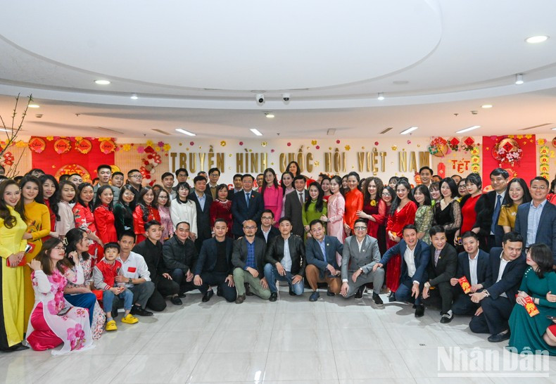 国会主席王廷惠和越南国会电视台干部、人员。 国会主席王廷惠和越南国会电视台干部、人员。