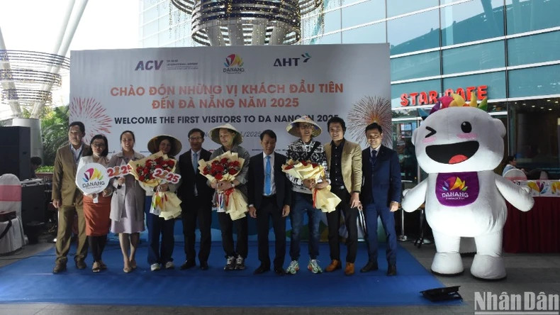 岘港市欢迎2025年首批外国游客。 岘港市欢迎2025年首批外国游客。