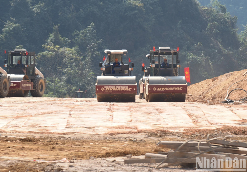 同登（谅山省）—茶岭（高平省）高速公路工程施工现场。