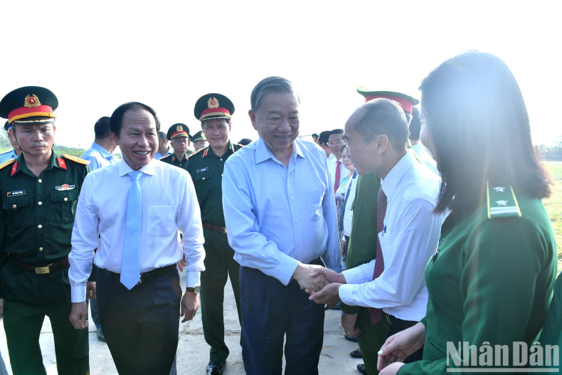 苏林总书记和各位代表。