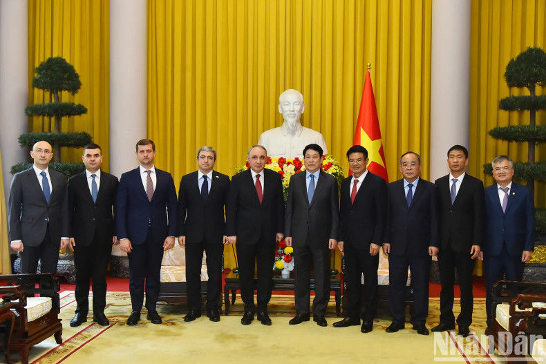 双方代表合影。