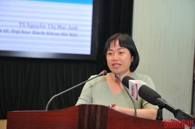 河内百科大学计量经济学家阮氏梅英博士在座谈会上发言。