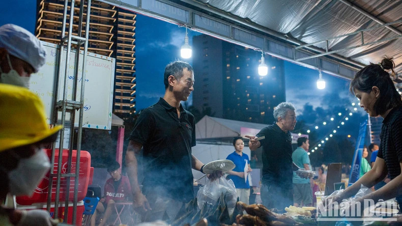 日本游客品尝越南美食。