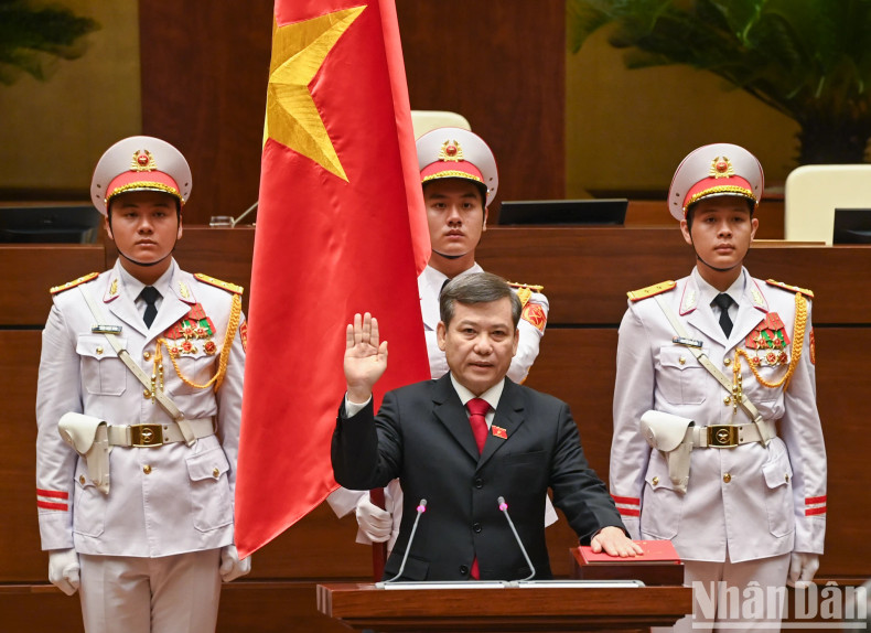 最高人民法院院长黎明智宣誓就职。