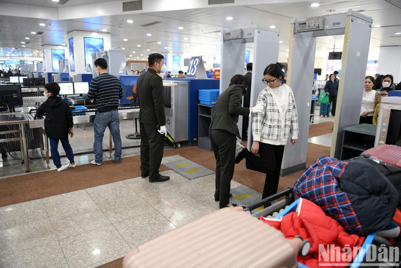 工作人员做好安检工作，确保航空安全。