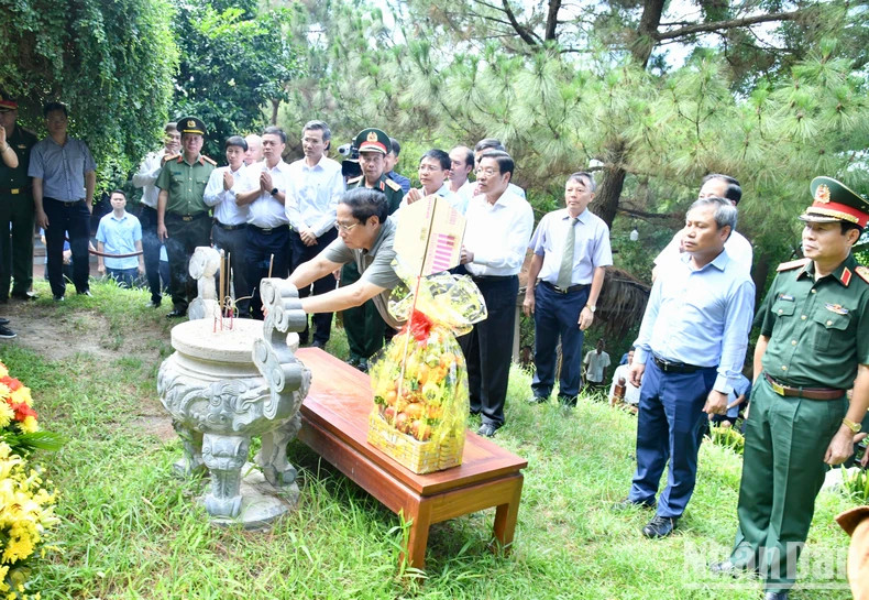 范明正总理敬香缅怀武元甲大将。 范明正总理敬香缅怀武元甲大将。