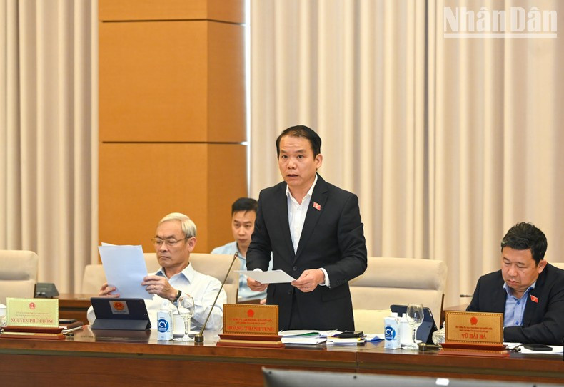 国会法律委员会主任黄青松在会议上发言。