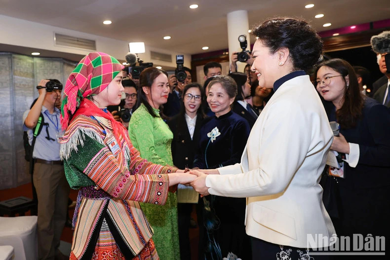 越共中央总书记阮富仲夫人吴氏敏和中共中央总书记、中国国家主席习近平夫人彭丽媛教授与各位代表。 越共中央总书记阮富仲夫人吴氏敏和中共中央总书记、中国国家主席习近平夫人彭丽媛教授与各位代表。