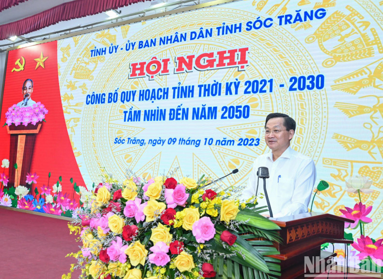 越南政府副总理任黎明慨在会议上发表讲话。 越南政府副总理任黎明慨在会议上发表讲话。