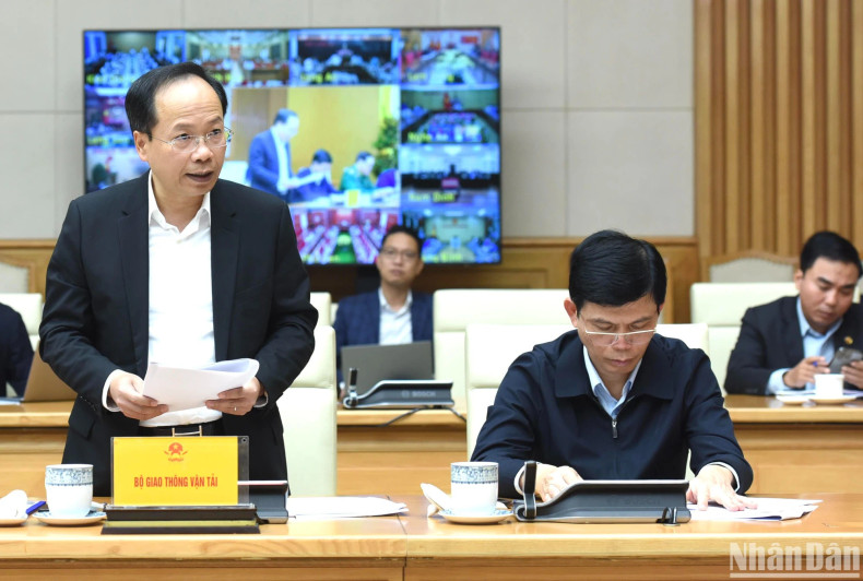 交通运输部领导在会议上发表讲话。