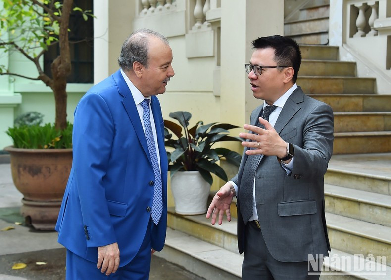 《人民报》社总编辑黎国明向阿尔及利亚驻越南大使布巴津·阿卜杜勒哈米德在《人民报》社总部交流。 《人民报》社总编辑黎国明向阿尔及利亚驻越南大使布巴津·阿卜杜勒哈米德在《人民报》社总部交流。