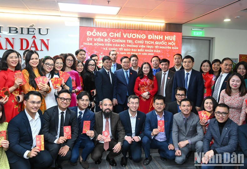 国会主席王廷惠和《人民代表报》社干部、人员。 国会主席王廷惠和《人民代表报》社干部、人员。