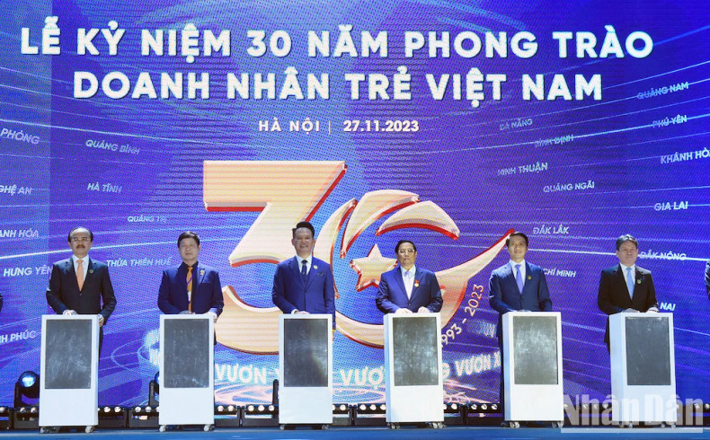 范明正总理和各位代表。 范明正总理和各位代表。