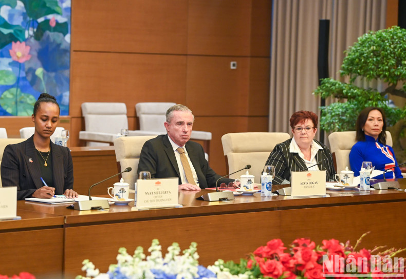 澳大利亚联邦议会参议长苏·莱恩斯一行。 澳大利亚联邦议会参议长苏·莱恩斯一行。