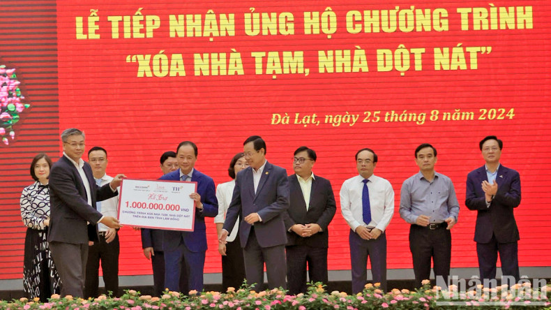 赞助商向林同省领导移交援助资金。 赞助商向林同省领导移交援助资金。