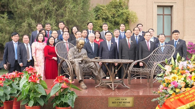 国会主席王廷惠一行在胡志明主席塑像拍纪念照。 国会主席王廷惠一行在胡志明主席塑像拍纪念照。