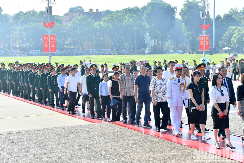 众多人入陵瞻仰胡志明主席遗容。