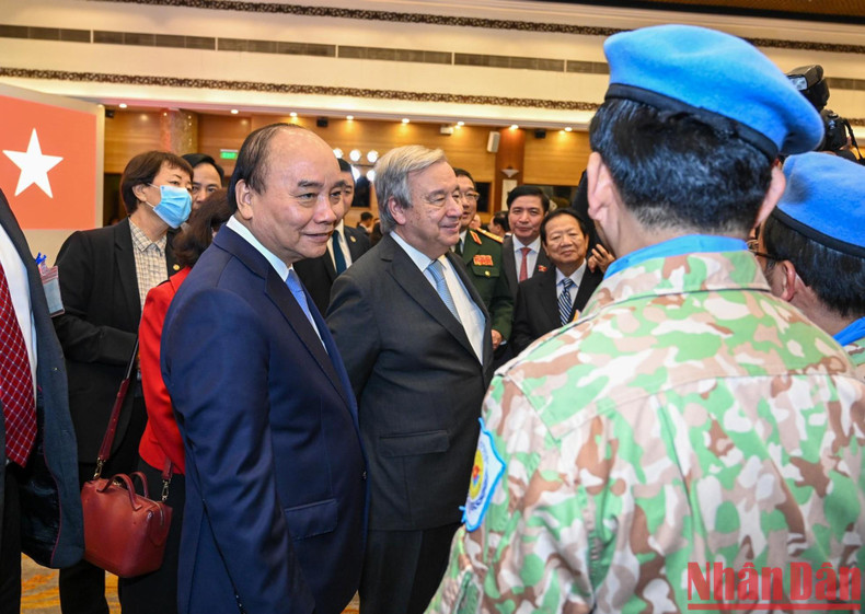越南国家主席阮春福和联合国秘书长安东尼奥·古特雷斯同越南维和力量官兵交谈。 越南国家主席阮春福和联合国秘书长安东尼奥·古特雷斯同越南维和力量官兵交谈。