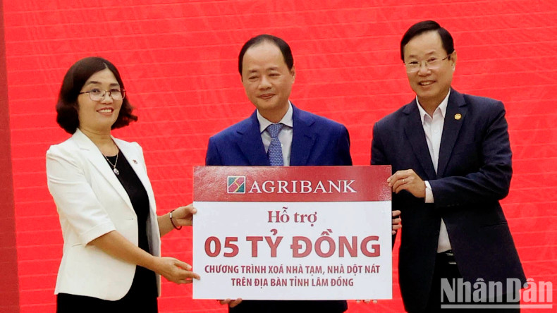 林同省人民委员会主席陈红泰和林同省越南祖国阵线委员会主席范朝接受赞助商提供的资金。 林同省人民委员会主席陈红泰和林同省越南祖国阵线委员会主席范朝接受赞助商提供的资金。