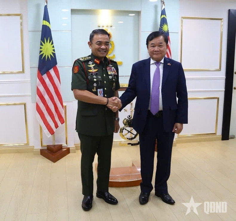 黄春战上将和马来西亚陆军司令拿督·莫哈末哈·菲祖丁大将。