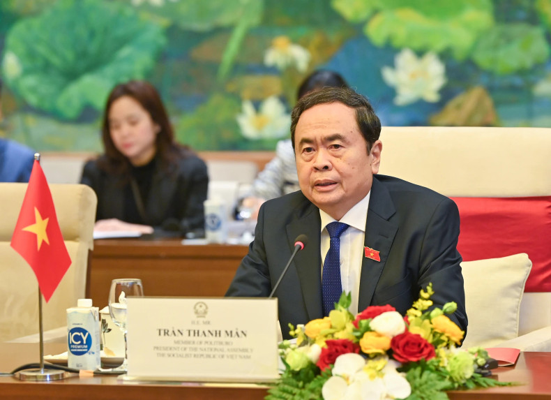 国会主席陈青敏发表讲话。 国会主席陈青敏发表讲话。