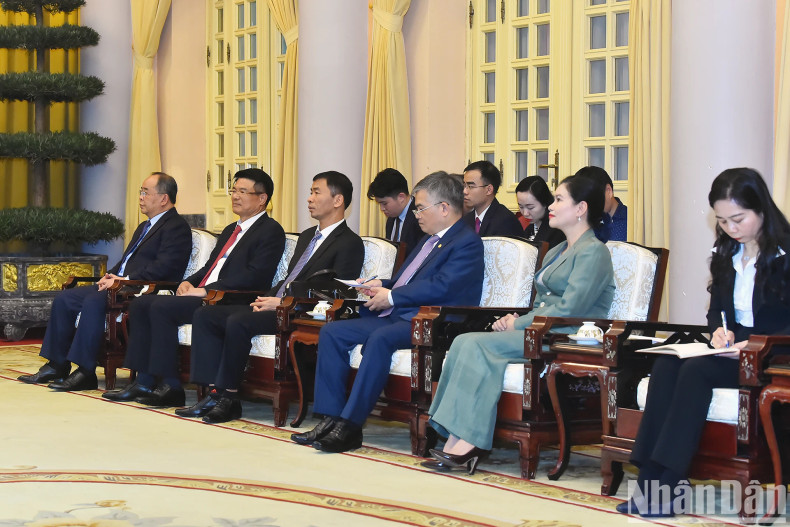 越南代表团一同出席。