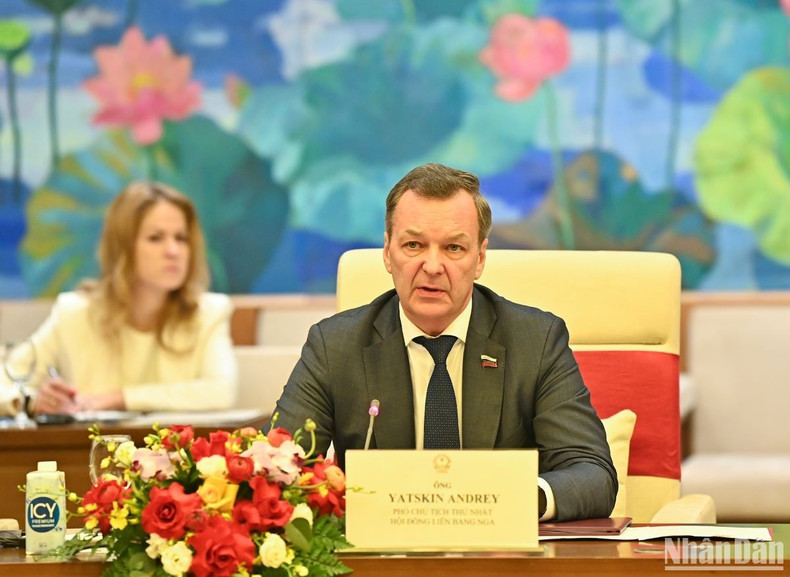 俄罗斯联邦委员会第一副主席安德烈·亚茨金在会见中发言。