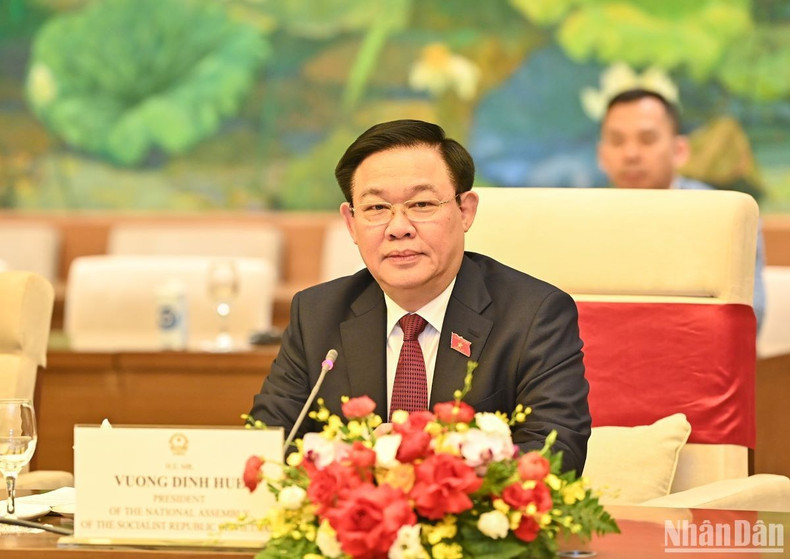 越南国会主席王廷惠在会见中发言。