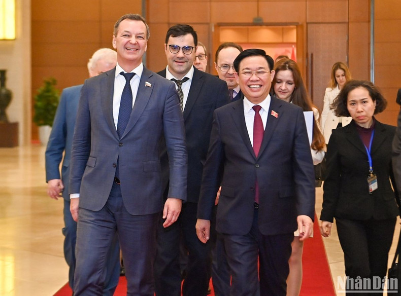 越南国会主席王廷惠和俄罗斯联邦委员会第一副主席安德烈·亚茨金一行。