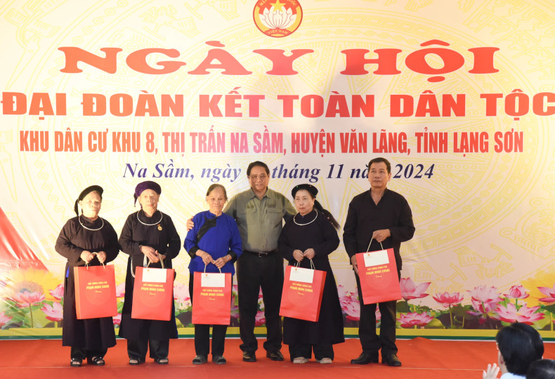 范明正总理向谅山省文朗县那岑镇优抚家庭赠送礼物。