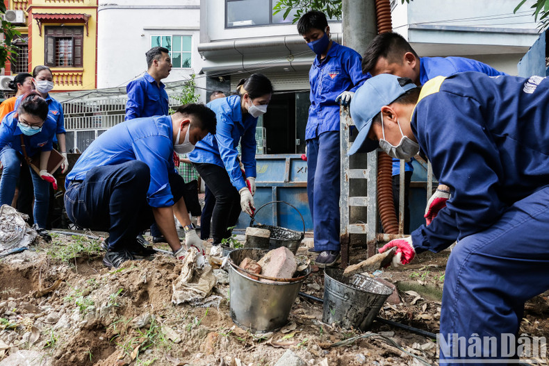青年、团员们的此举非常有意义,既有助于改善环境,又能保持排水系统的畅通。 青年、团员们的此举非常有意义,既有助于改善环境,又能保持排水系统的畅通。