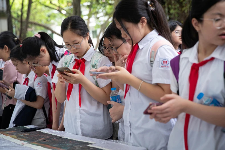 学生们对《奠边府战役》全景图非常感兴趣。 学生们对《奠边府战役》全景图非常感兴趣。
